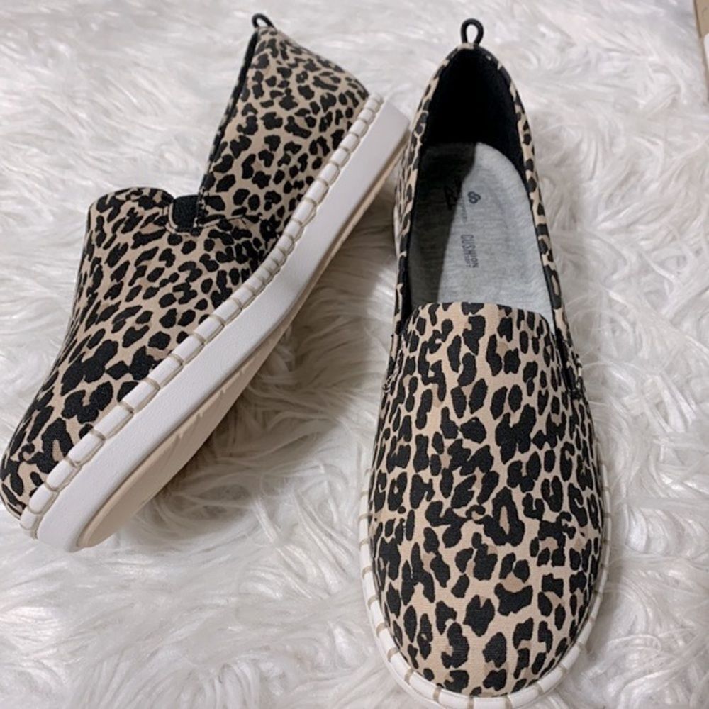 CLARKS  Cloudsteppers Step Glow Jade leopard print NWT Women’s size 9W